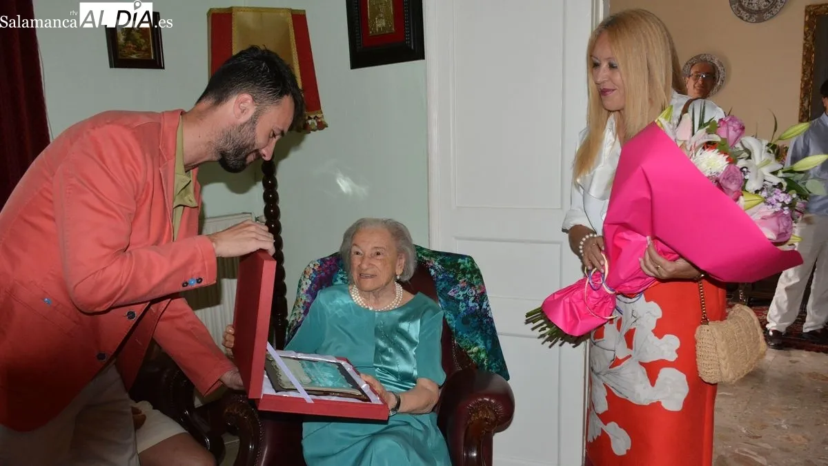 Foto 2 - Amparo Calder&oacute;n recibe un homenaje del pueblo de Lumbrales con motivo de sus 100 a&ntilde;os de edad