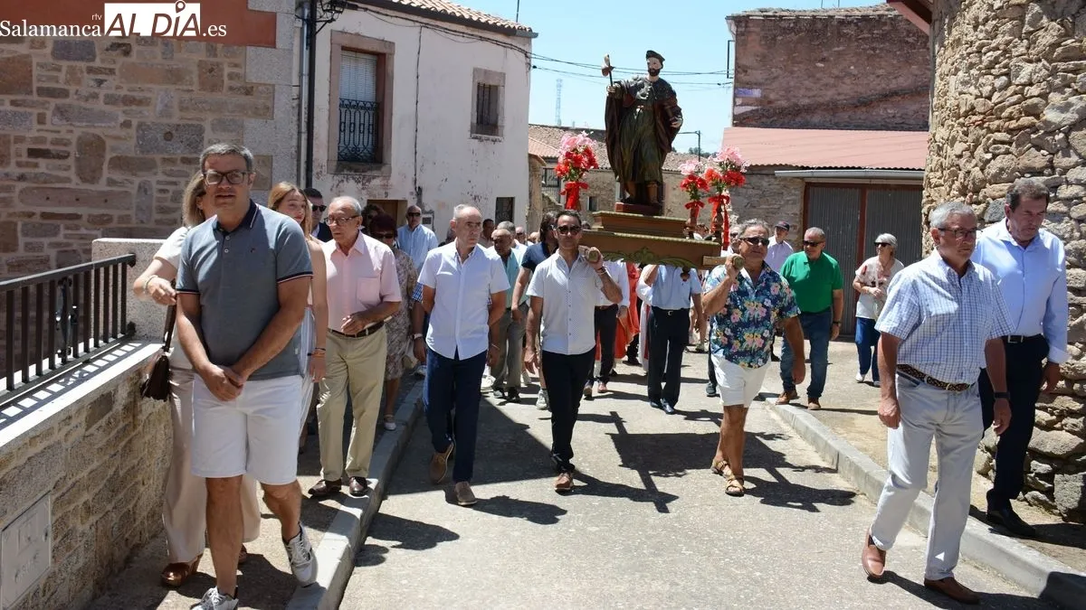 Foto 4 - La imagen de Santiago Ap&oacute;stol recorre las calles de Sobradillo en el d&iacute;a grande de las fiestas patronales