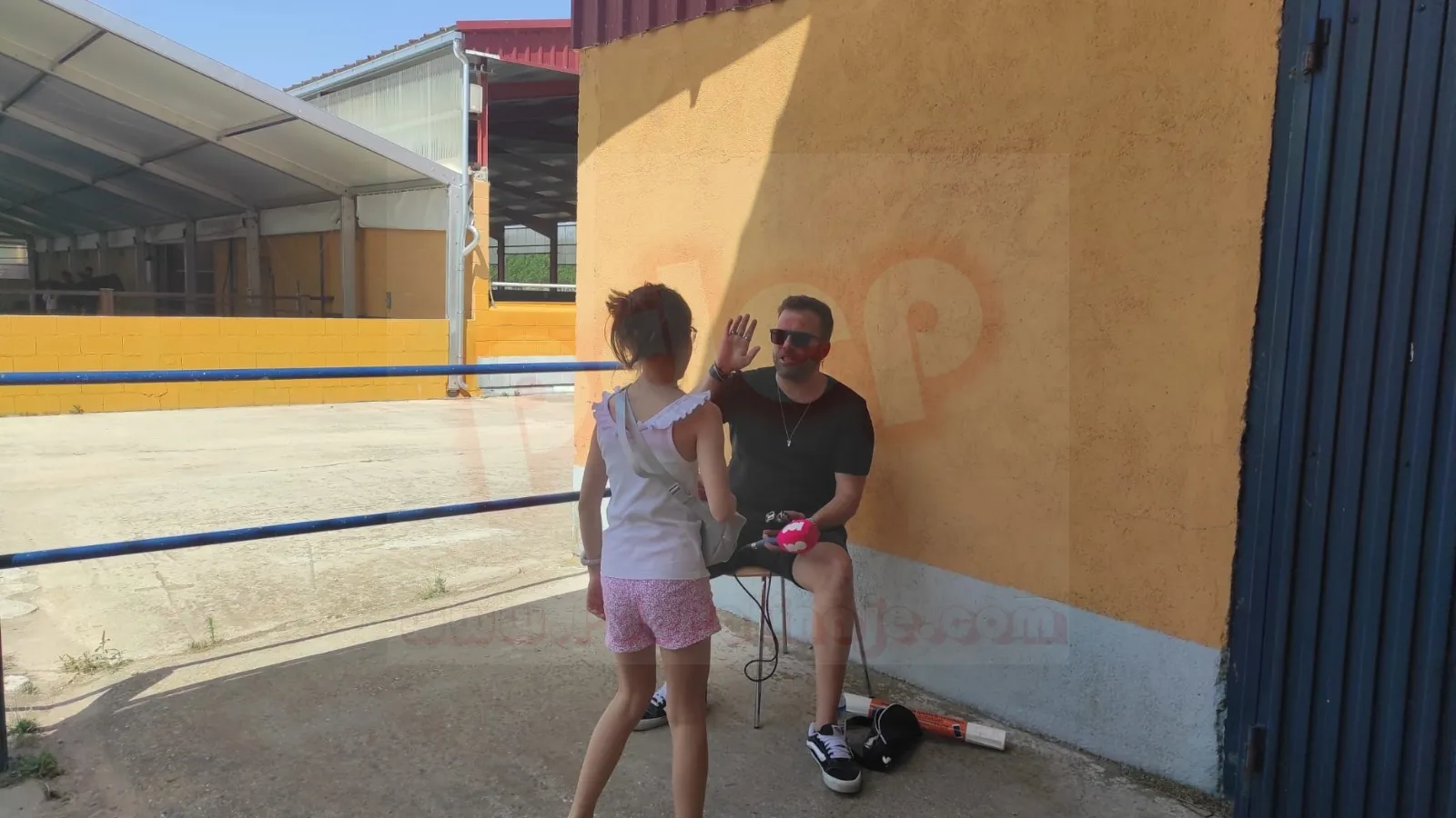 Jimeno graba con los niños del campus de patinaje de Cabrerizos para su sección en Cadena 100 