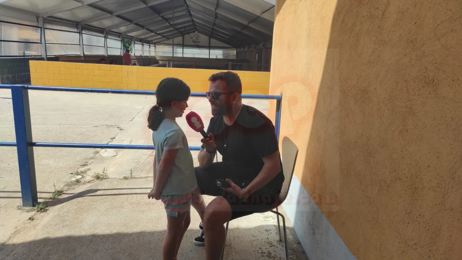 Jimeno graba con los niños del campus de patinaje de Cabrerizos para su sección en Cadena 100 