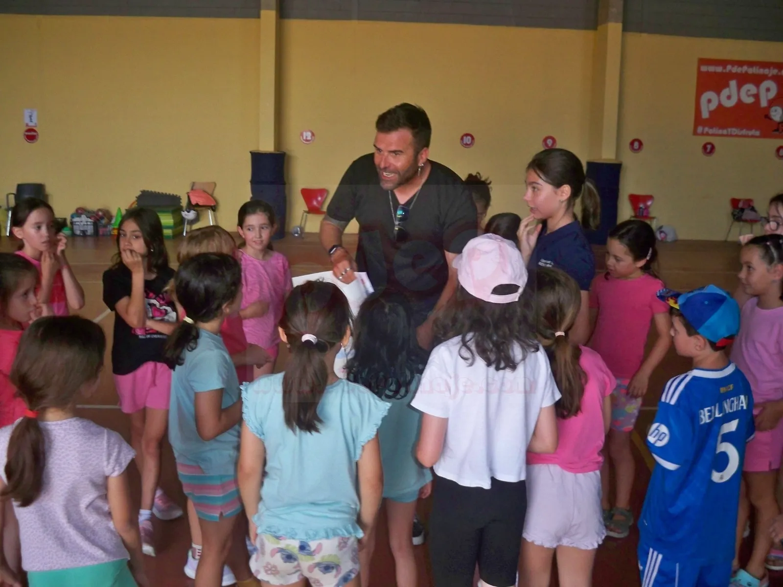Jimeno graba con los niños del campus de patinaje de Cabrerizos para su sección en Cadena 100 