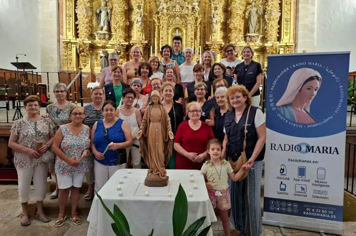 Foto 3 - Navasfr&iacute;as y El Bod&oacute;n reciben con gran asistencia a la Reina de Radio Mar&iacute;a