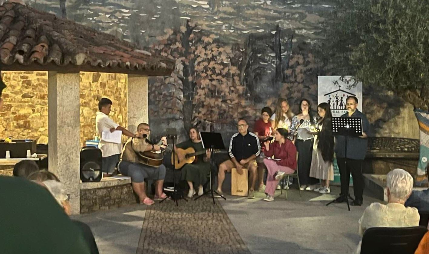 Unas 80 personas se dan cita en Navasfrías para conmemorar la Jornada de los Abuelos