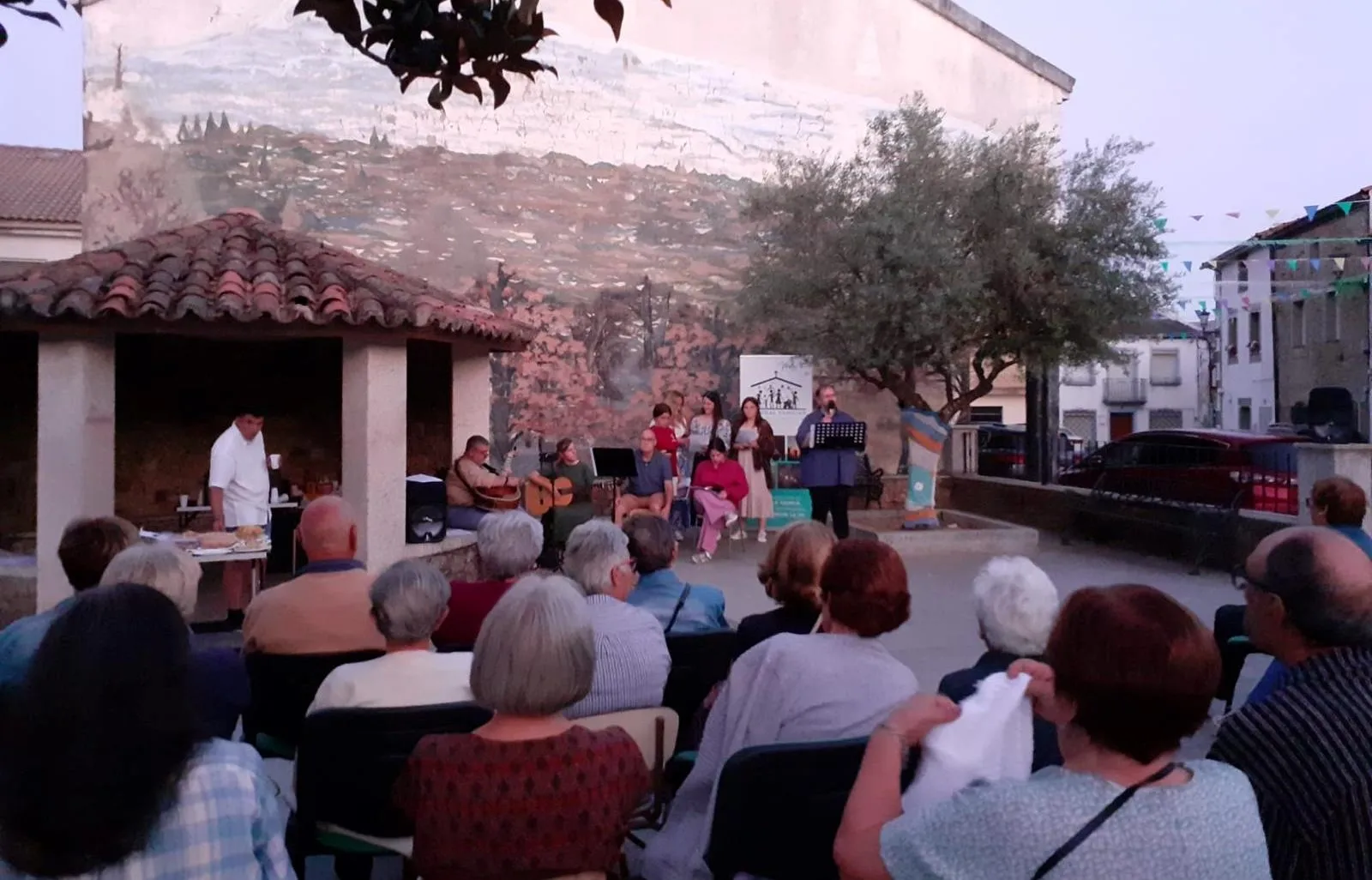 Foto 4 - Unas 80 personas se dan cita en Navasfr&iacute;as para conmemorar la Jornada de los Abuelos
