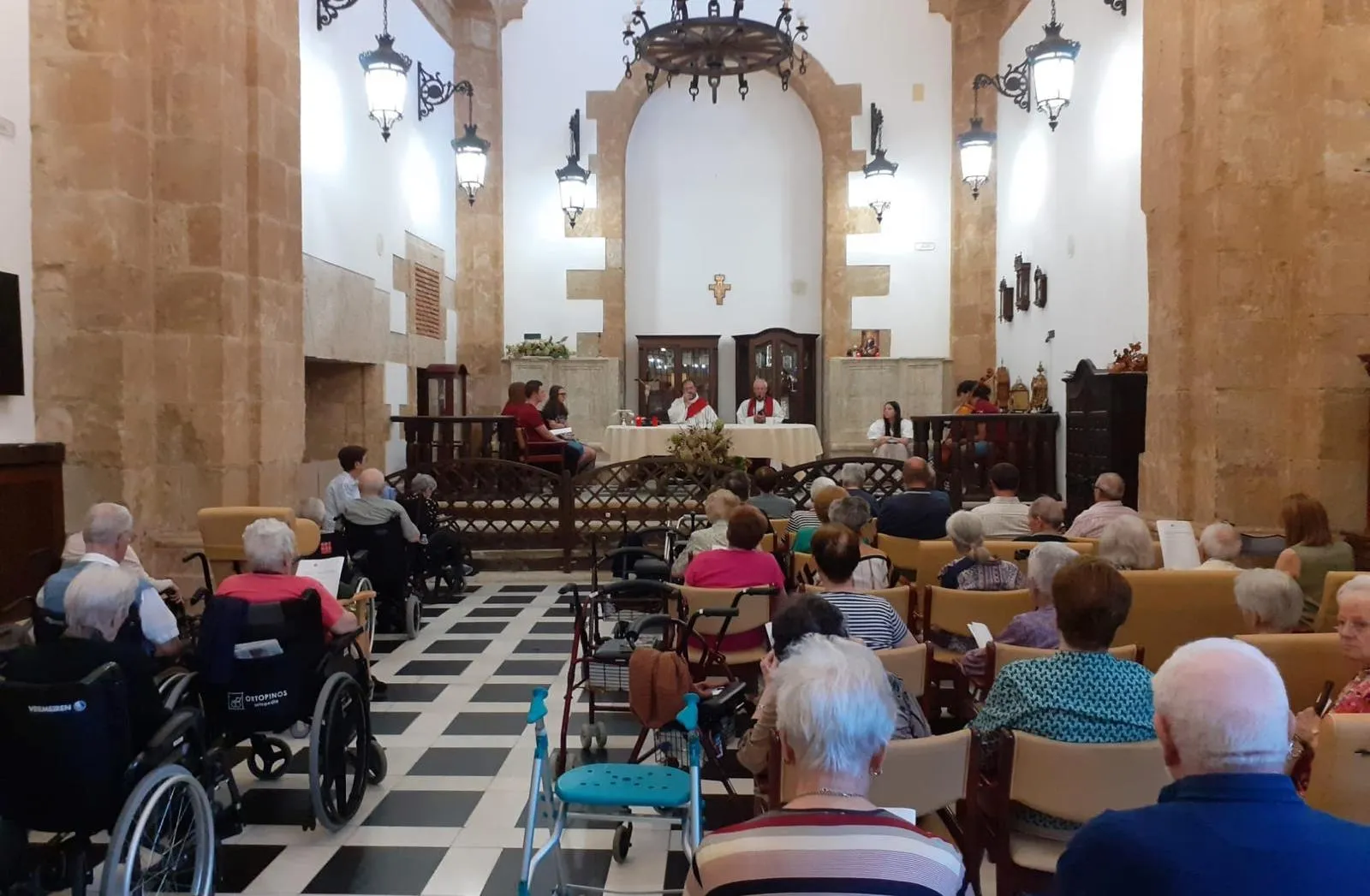Foto 3 - Unas 80 personas se dan cita en Navasfr&iacute;as para conmemorar la Jornada de los Abuelos