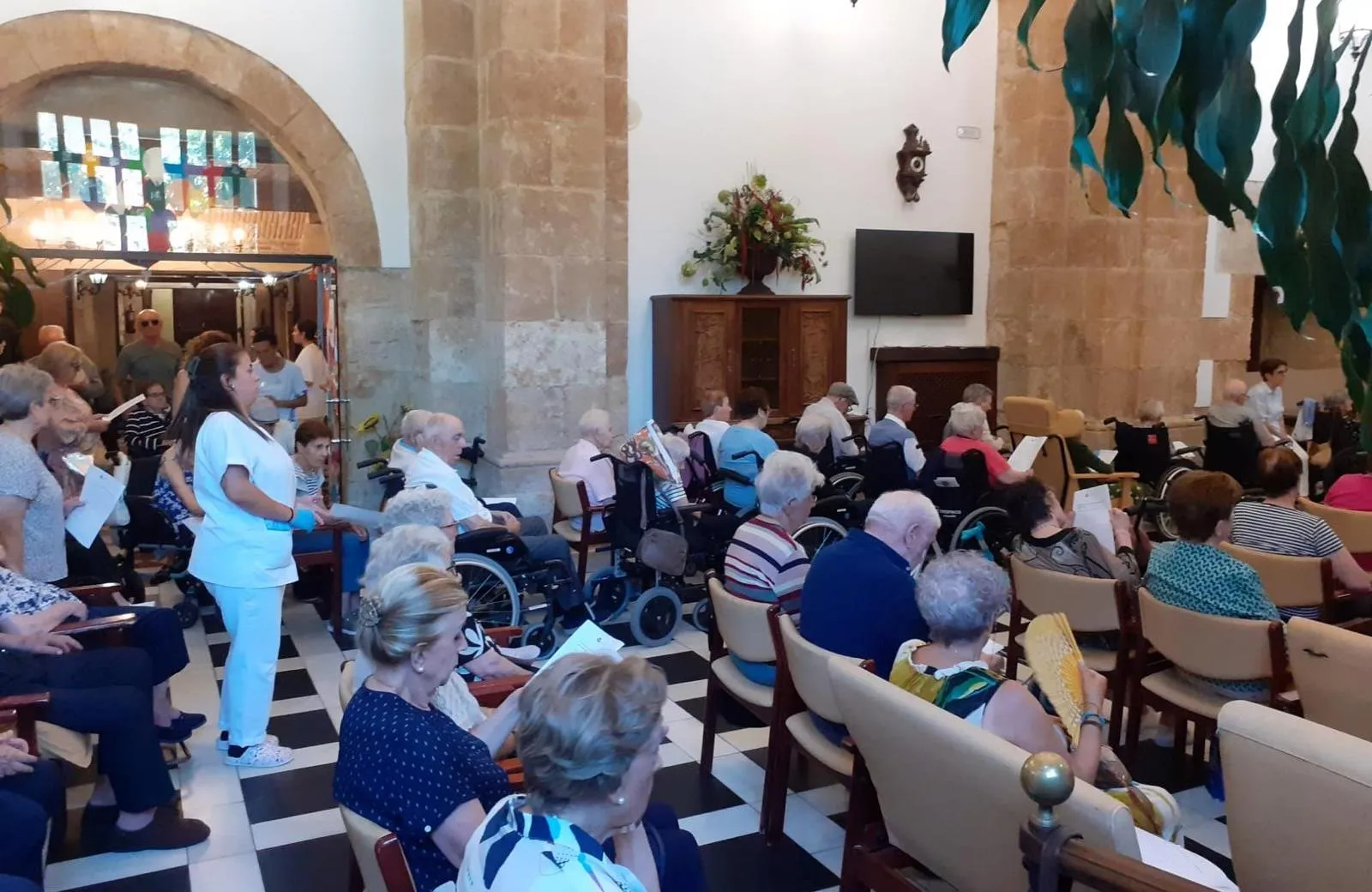 Foto 2 - Unas 80 personas se dan cita en Navasfr&iacute;as para conmemorar la Jornada de los Abuelos