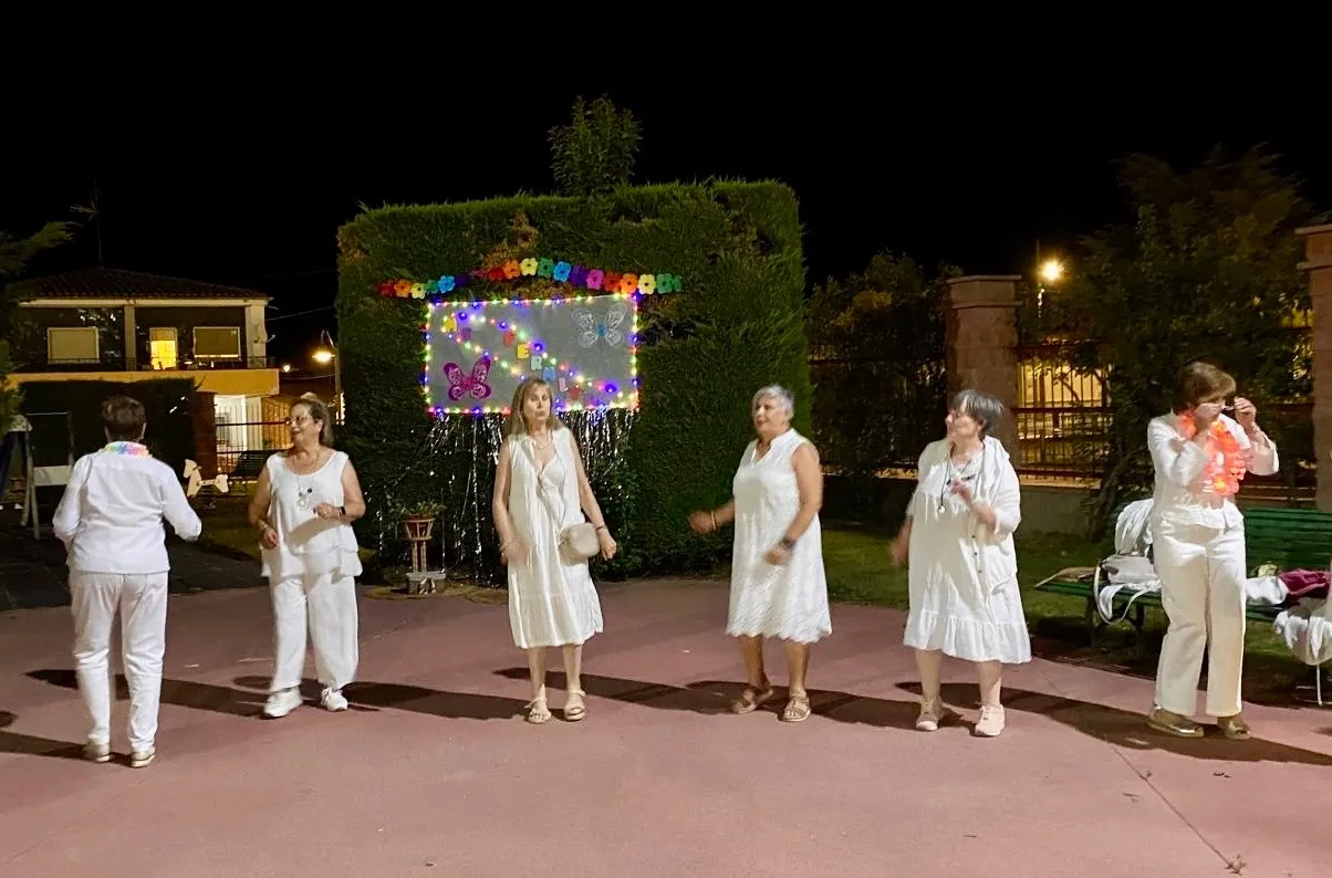 Foto 2 - La III Noche Blanca de la Asociaci&oacute;n Me Permito se consolida como una animada reuni&oacute;n vecinal en Macotera