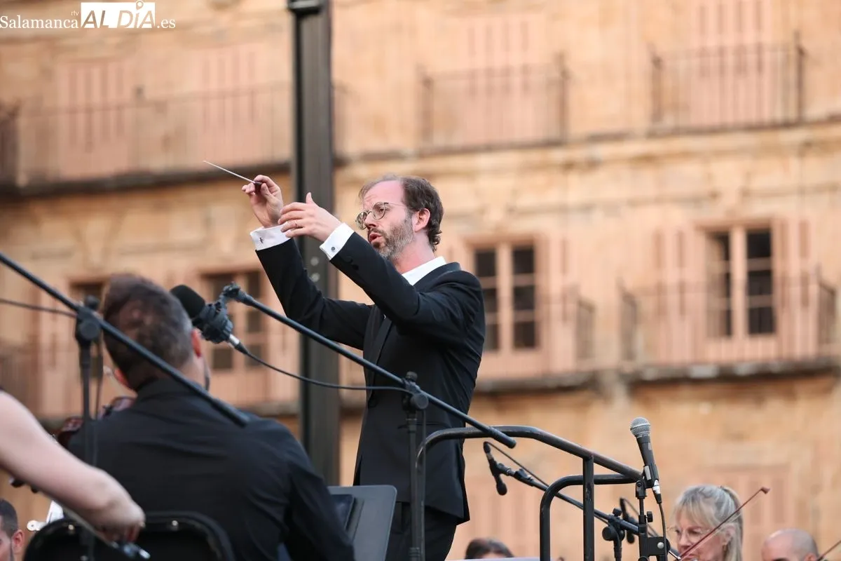 La Plaza Mayor se rinde a la excelencia de la Orquesta Sinfónica de Castilla y León | FOTOS: David Sañudo 