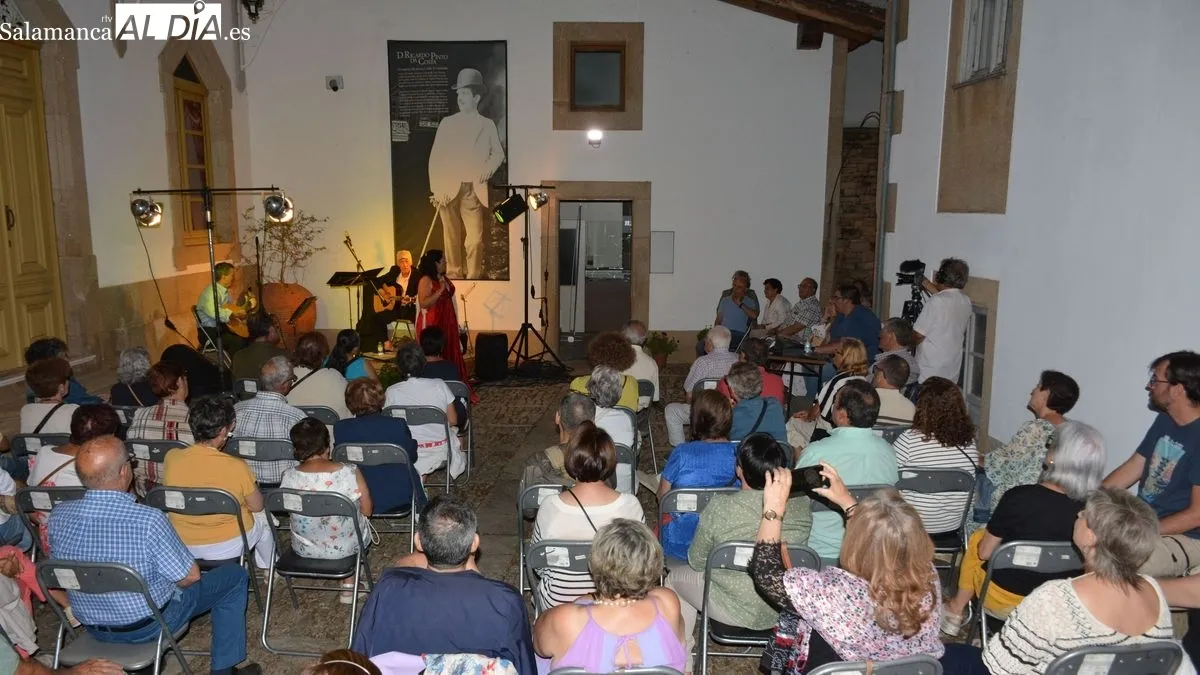 Foto 4 - Los Fados llenan de m&uacute;sica y nostalgia el patio de la Casa de los Condes de Lumbrales