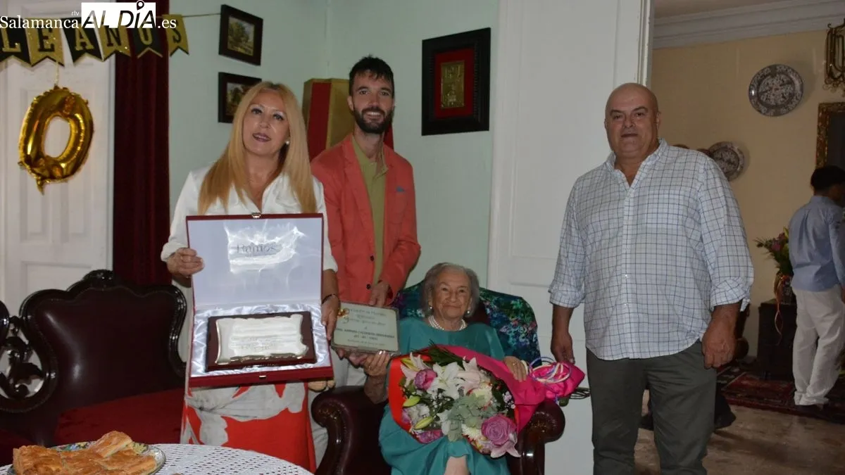 Amparo Calderón vivió con alegría y emoción el acto de homenaje por sus 100 años de vida
