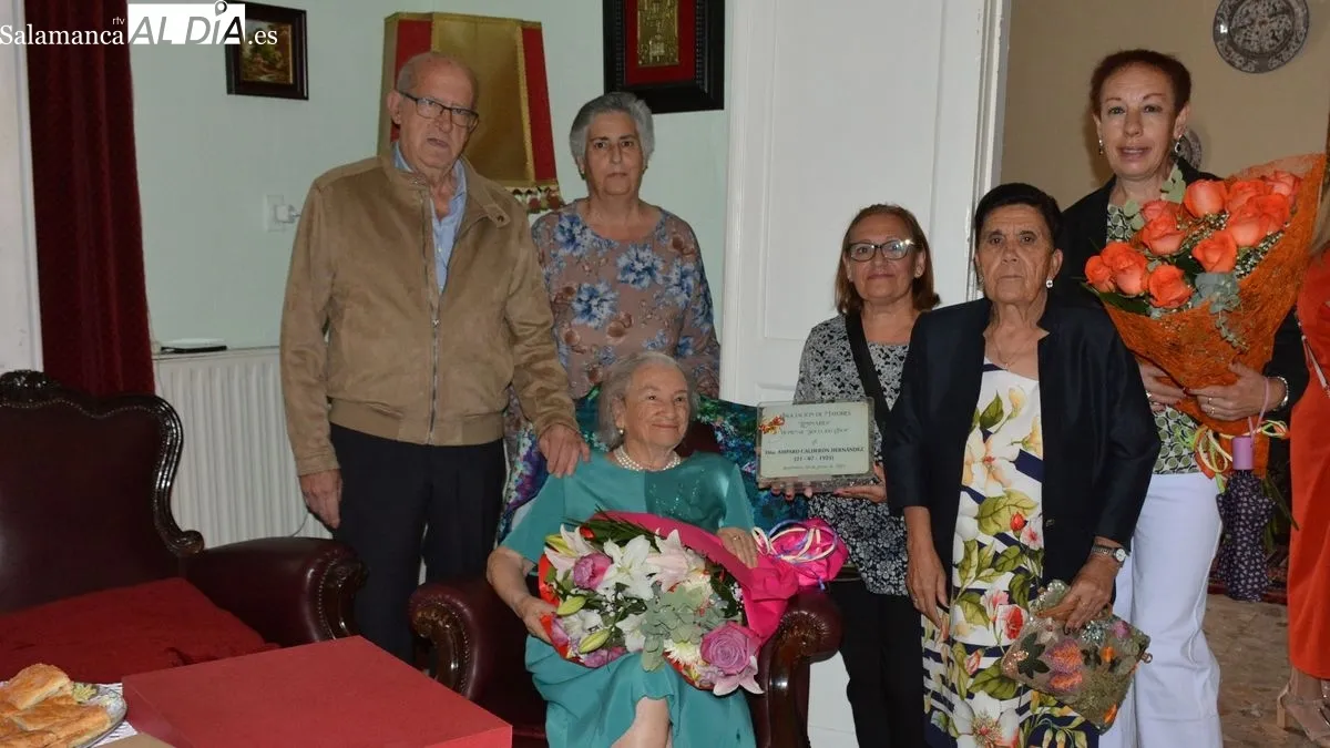 Amparo Calderón vivió con alegría y emoción el acto de homenaje por sus 100 años de vida