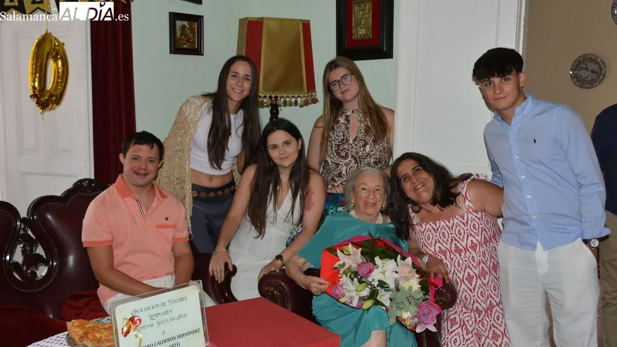 Amparo Calderón vivió con alegría y emoción el acto de homenaje por sus 100 años de vida