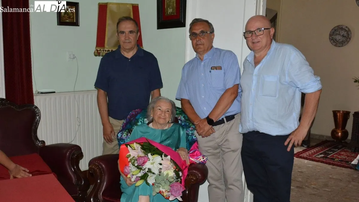 Amparo Calderón vivió con alegría y emoción el acto de homenaje por sus 100 años de vida