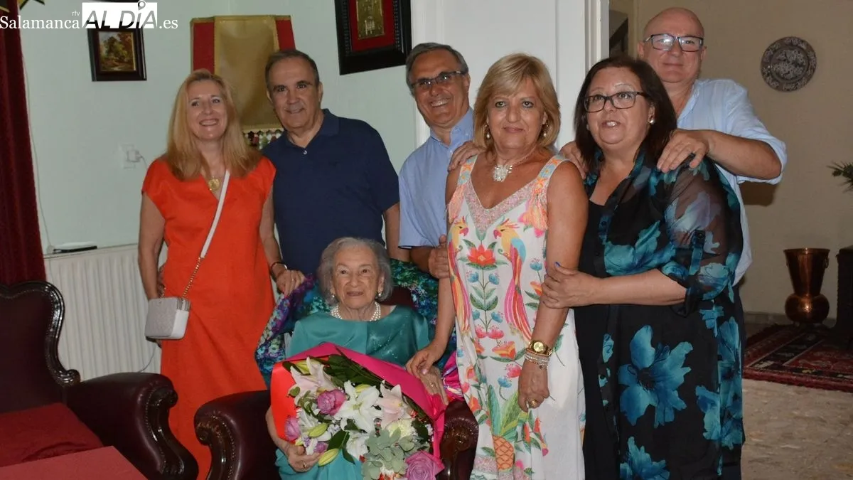 Amparo Calderón vivió con alegría y emoción el acto de homenaje por sus 100 años de vida