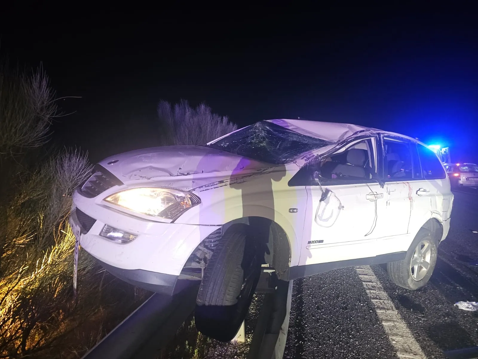 Foto 2 - Dos heridos en un aparatoso accidente en la A-50 en Ventosa del R&iacute;o Almar