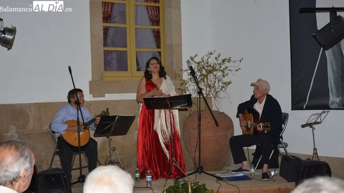 El concierto al aire libre congregó a vecinos de Lumbrales y otros pueblos del entorno