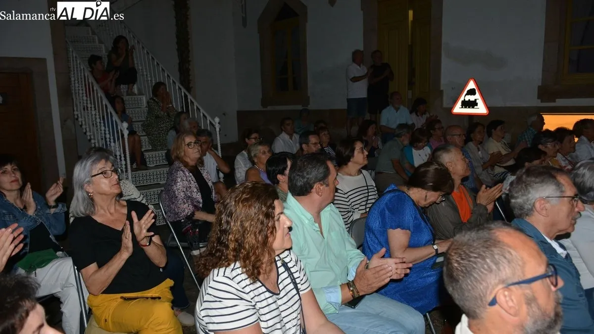 El concierto al aire libre congregó a vecinos de Lumbrales y otros pueblos del entorno
