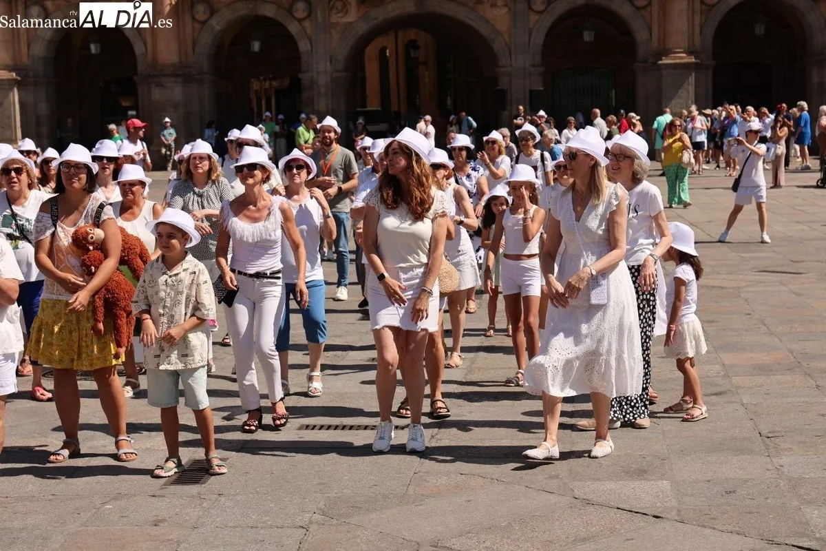 Un flashmob en Salamanca visibiliza y conciencia sobre el cáncer de piel | FOTOS: David Sañudo 