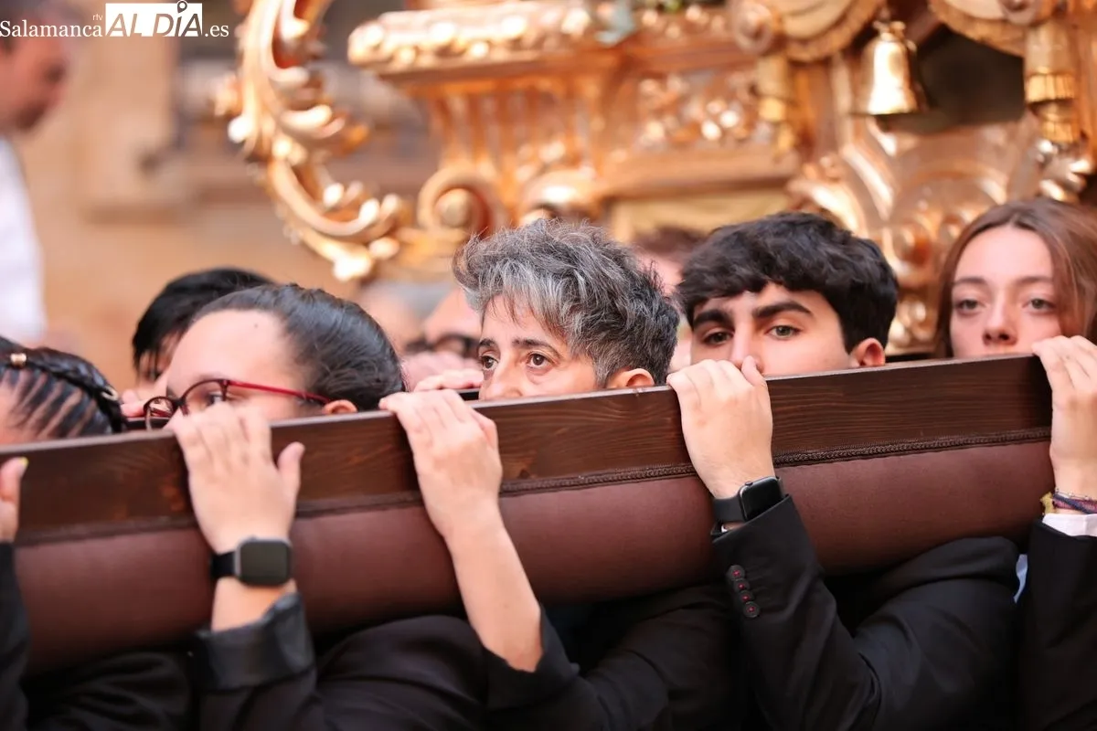 La Virgen del Carmen procesiona por Salamanca con el estreno de un nuevo paso barroco | FOTOS: David Sañudo 