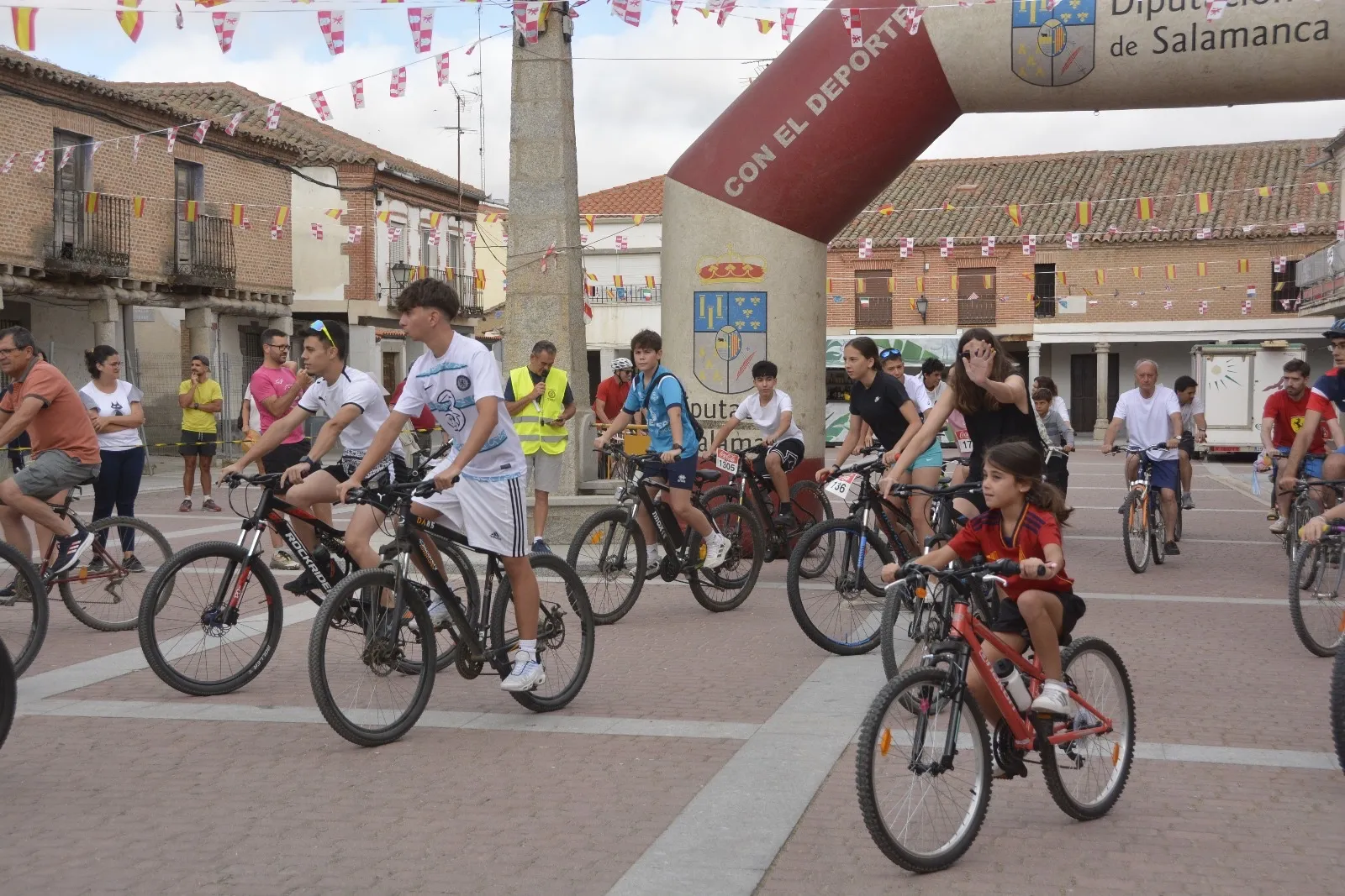 Foto 9 - Masiva y solidaria participaci&oacute;n en la IX Quedada Ciclista y Runner de Santiago de la Puebla