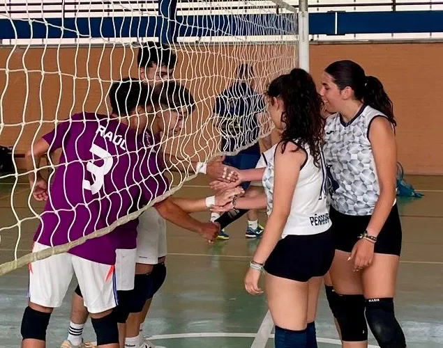 Foto 5 - Buen ambiente y destacada participaci&oacute;n en el IV Torneo de Voley de Pe&ntilde;aranda