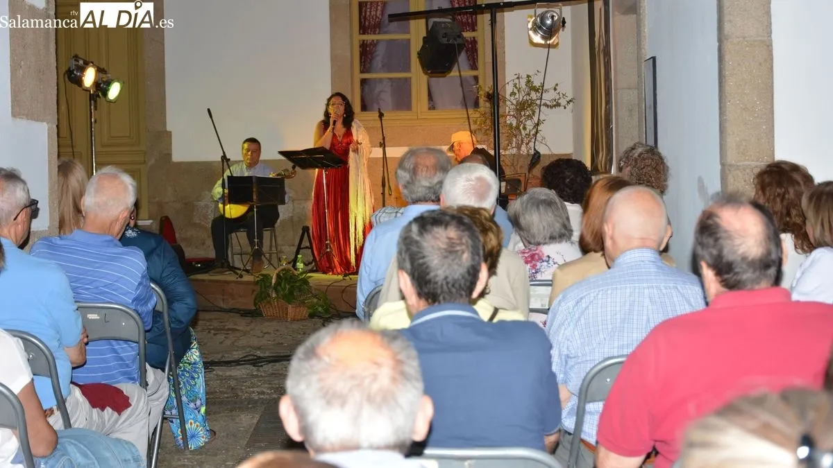 El concierto al aire libre congregó a vecinos de Lumbrales y otros pueblos del entorno