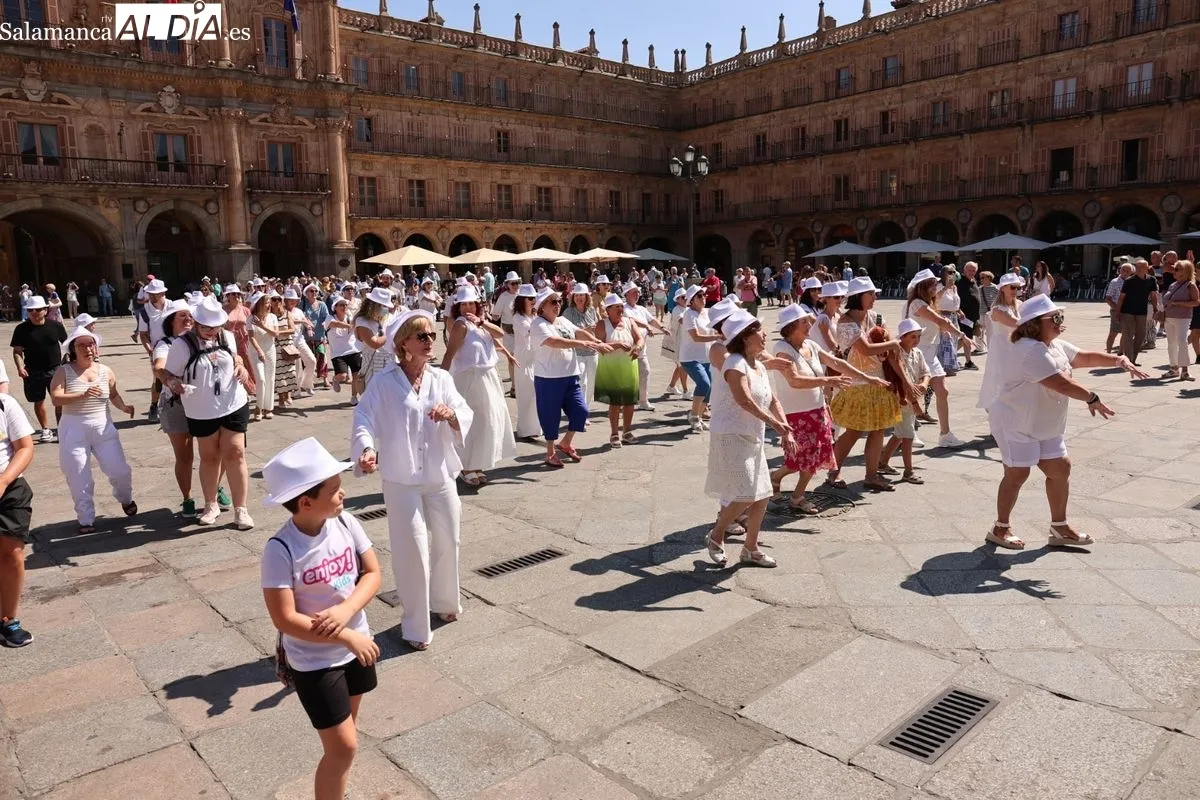 Un flashmob en Salamanca visibiliza y conciencia sobre el cáncer de piel | FOTOS: David Sañudo 
