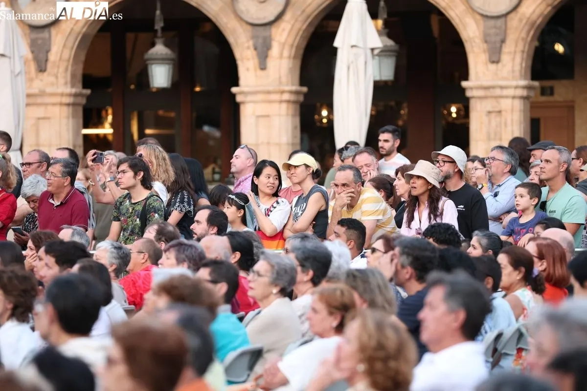 La Plaza Mayor se rinde a la excelencia de la Orquesta Sinfónica de Castilla y León | FOTOS: David Sañudo 