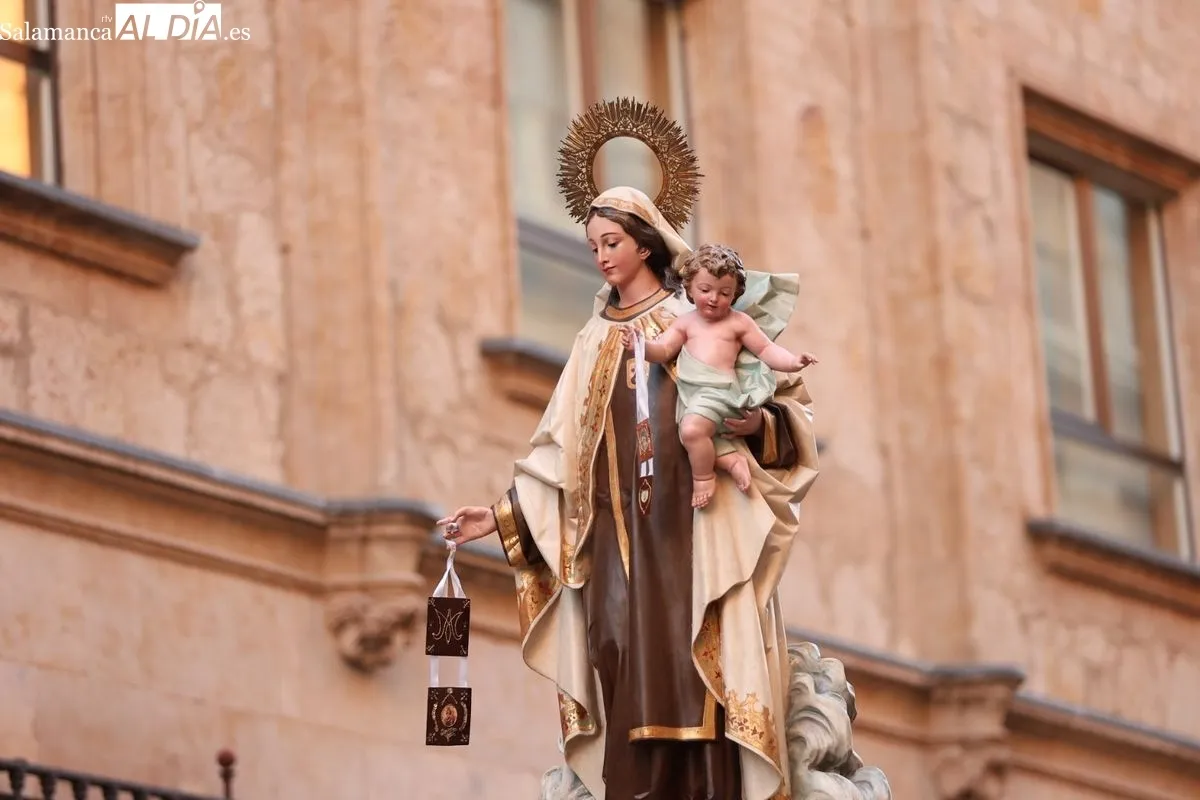 La Virgen del Carmen procesiona por Salamanca con el estreno de un nuevo paso barroco | FOTOS: David Sañudo 