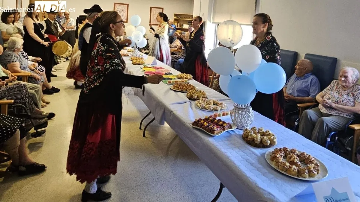 El salón del centro residencial acogió la celebración