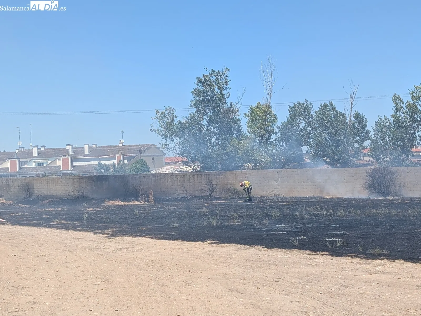 Foto 11 - V&Iacute;DEO Y FOTOS | Susto en Santa Marta por un incendio en el Paseo de Valdelagua que afect&oacute; a las casetas de fiestas y casas cercanas