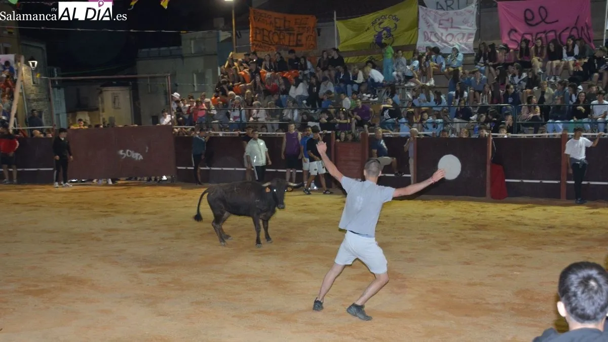 Las gradas del coso taurino se llenó de público durante los actos celebrados anoche