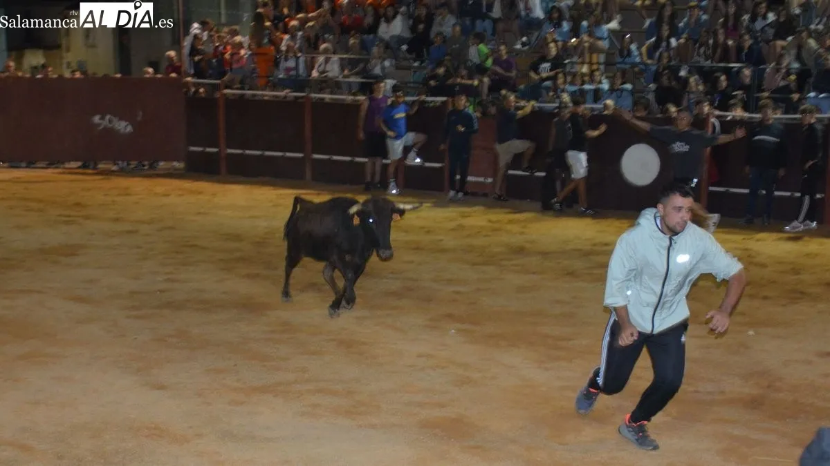 Las gradas del coso taurino se llenó de público durante los actos celebrados anoche