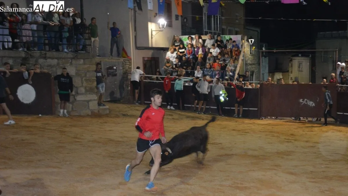 Las gradas del coso taurino se llenó de público durante los actos celebrados anoche