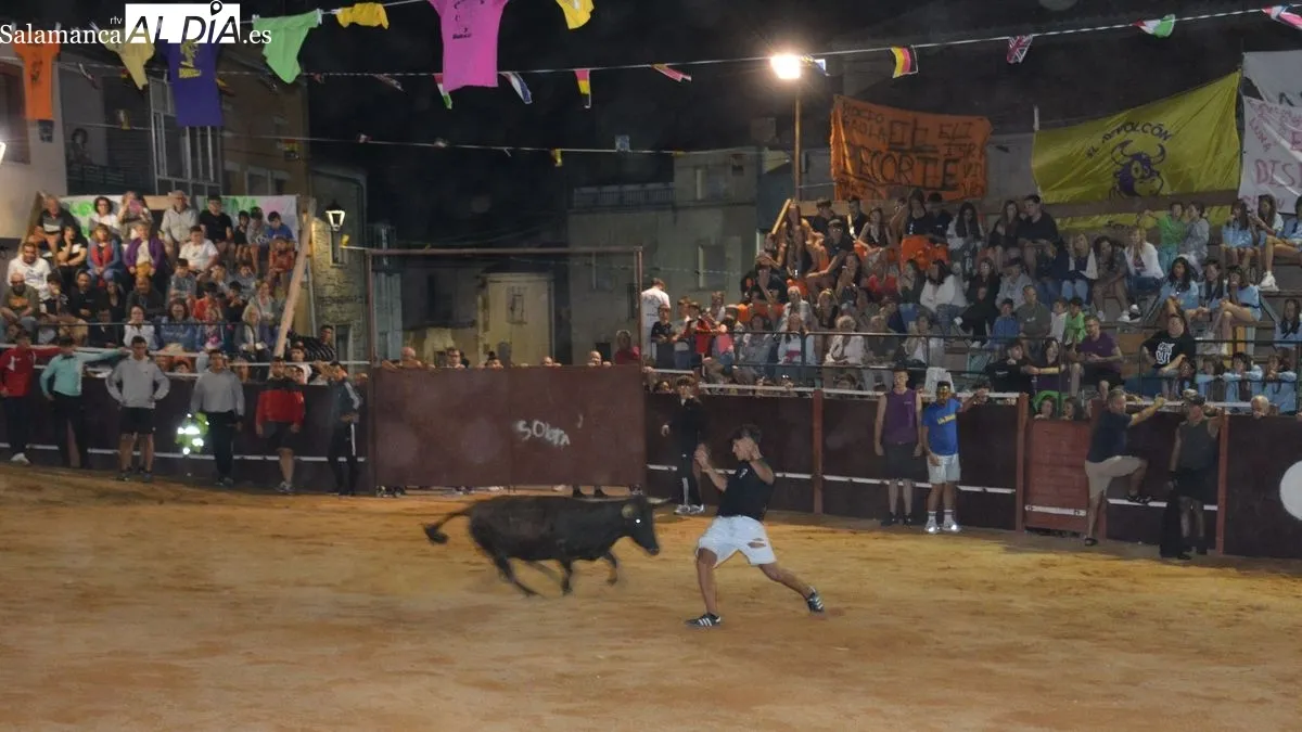 Las gradas del coso taurino se llenó de público durante los actos celebrados anoche