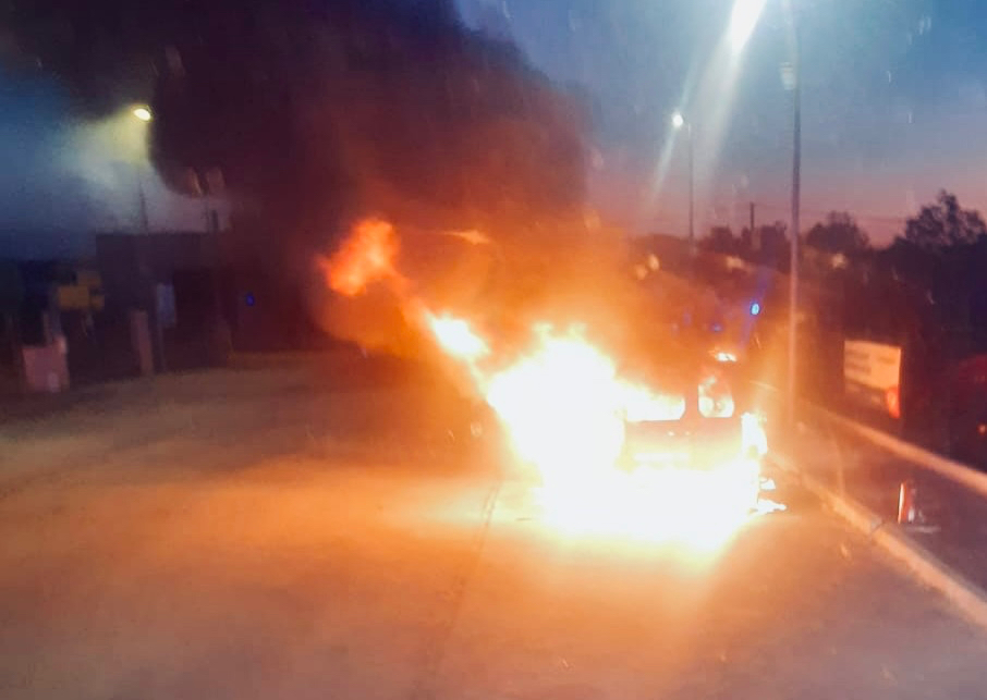 Una dotación un y voluntario de Peñaranda sofocan un alarmante incendio en un vehículo en el poligono industrial mientras se esperaba a Villares de la Reina