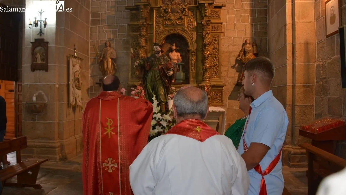 La procesión con la imagen del Patrón ha sido el acto central de las celebraciones de la mañana