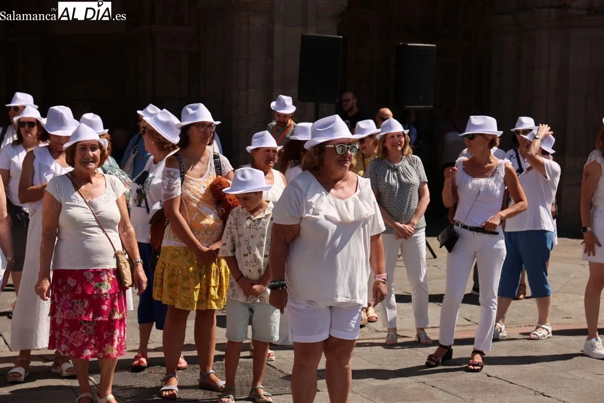 Un flashmob en Salamanca visibiliza y conciencia sobre el cáncer de piel | FOTOS: David Sañudo 