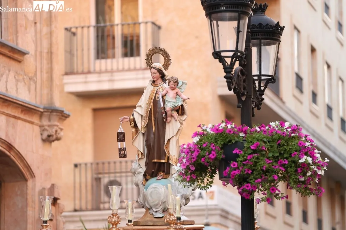 La Virgen del Carmen procesiona por Salamanca con el estreno de un nuevo paso barroco | FOTOS: David Sañudo 
