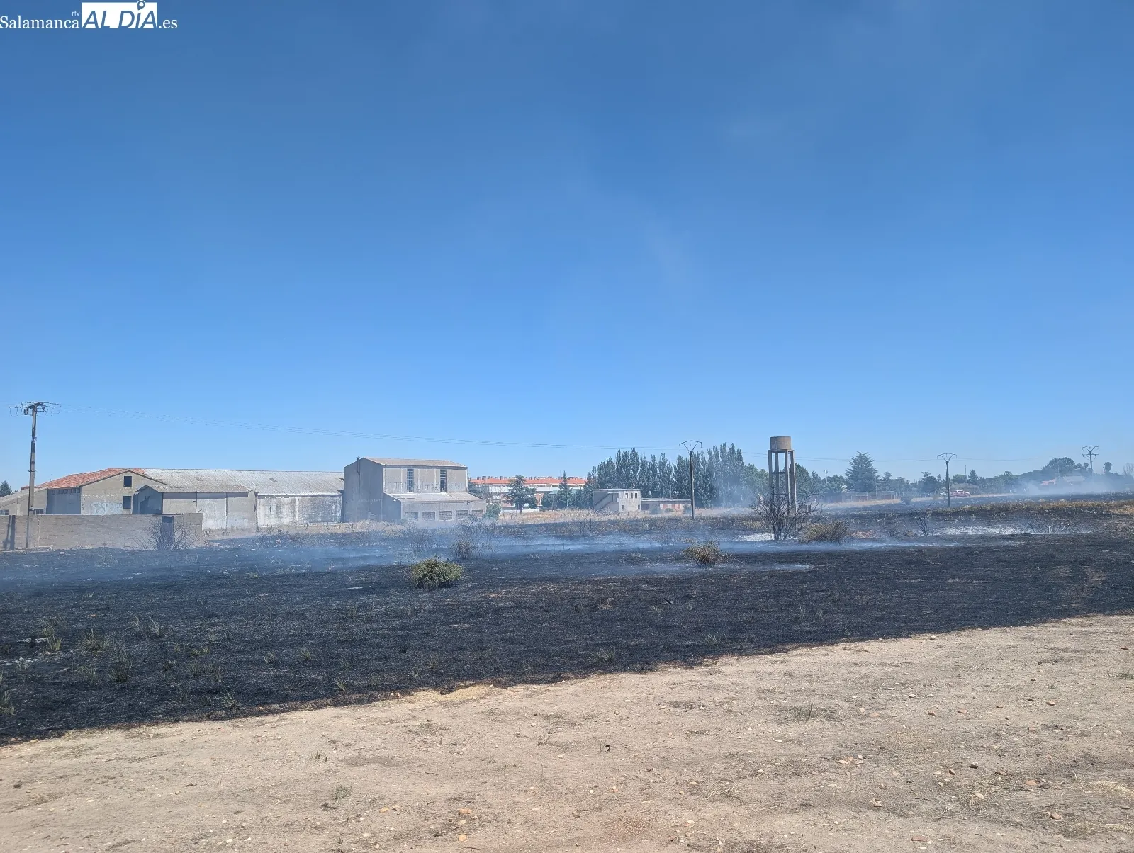 Foto 10 - V&Iacute;DEO Y FOTOS | Susto en Santa Marta por un incendio en el Paseo de Valdelagua que afect&oacute; a las casetas de fiestas y casas cercanas