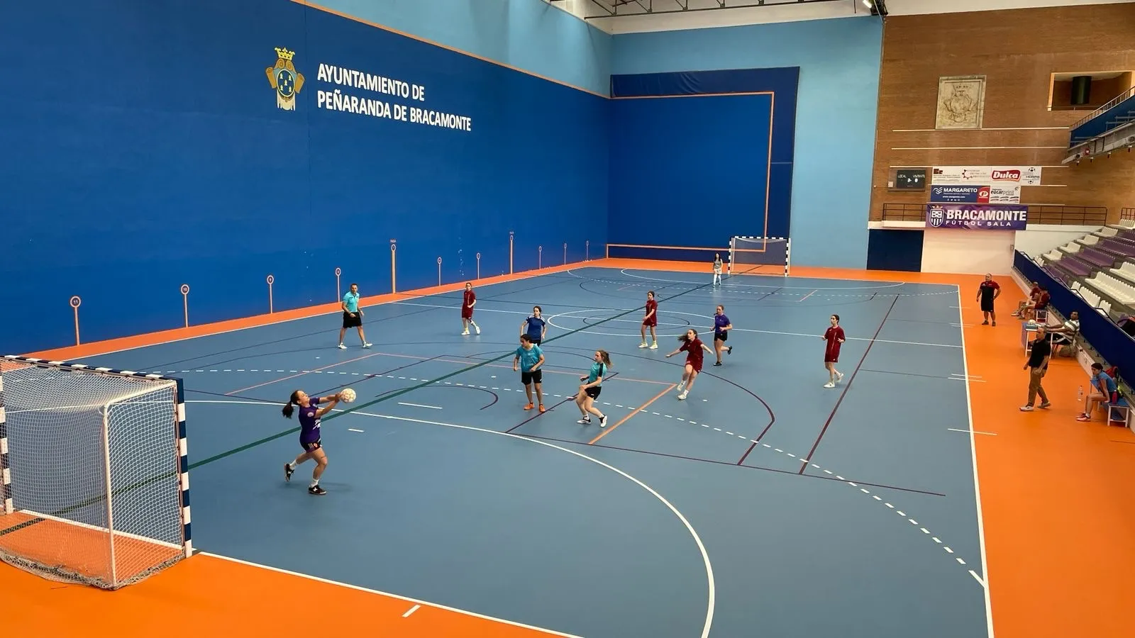 Foto 11 - El equipo Vayatorta FC se lleva el animado Torneo de F&uacute;tbol Sala Femenino de Pe&ntilde;aranda