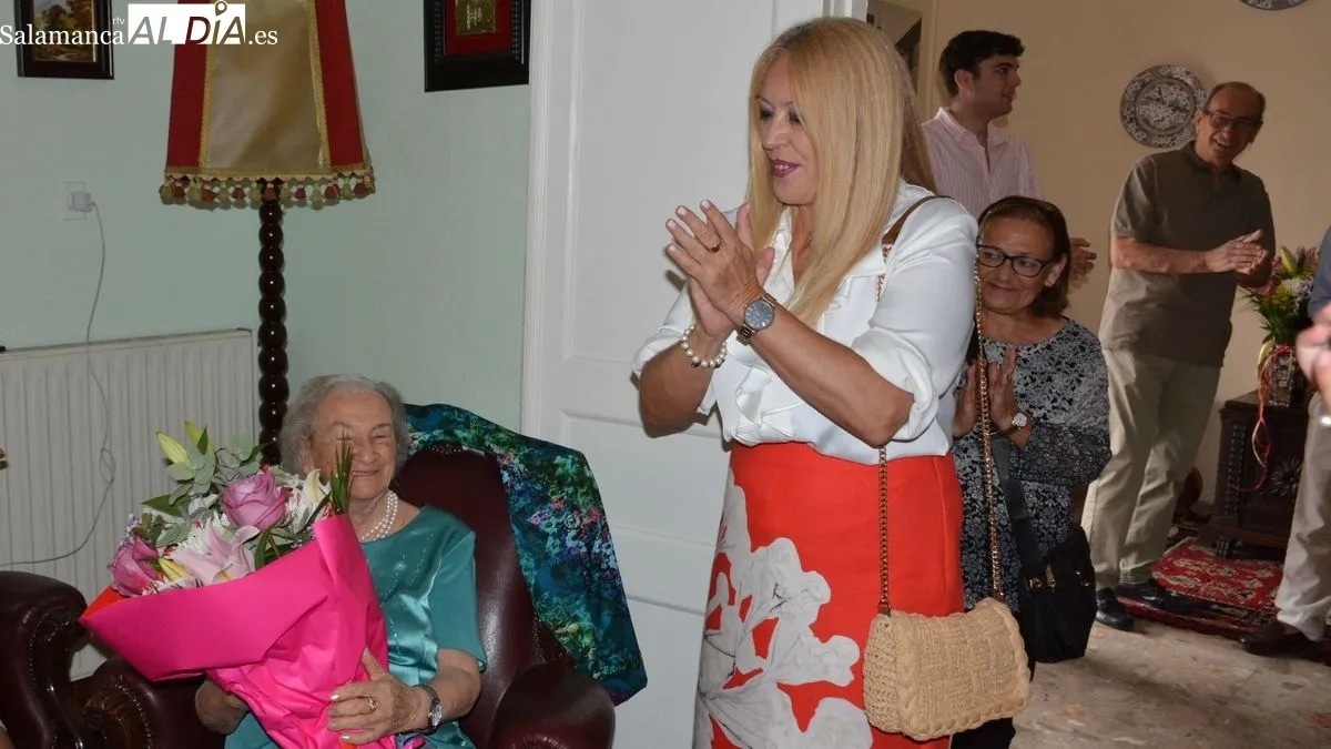 Amparo Calderón vivió con alegría y emoción el acto de homenaje por sus 100 años de vida