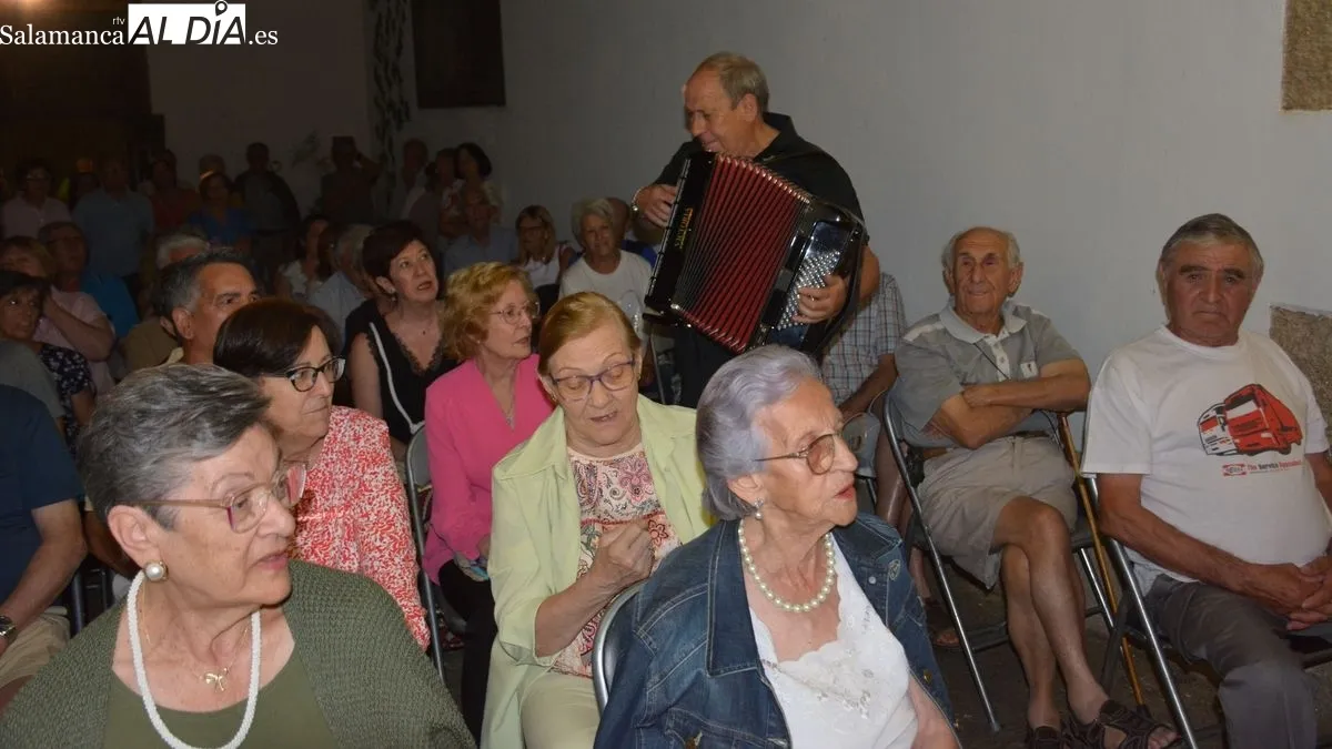 El acordeonista ofreció un gran concierto en el patio de la Casa de los Condes