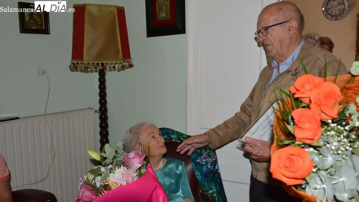 Amparo Calderón vivió con alegría y emoción el acto de homenaje por sus 100 años de vida