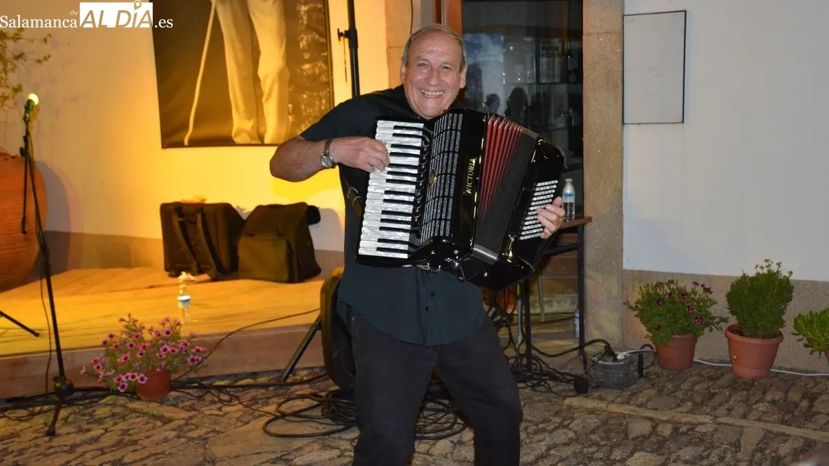 El acordeonista ofreció un gran concierto en el patio de la Casa de los Condes
