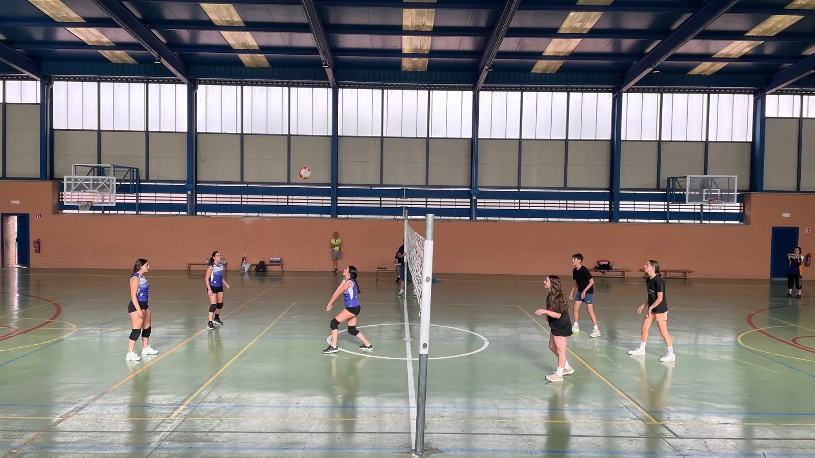 Foto 2 - Buen ambiente y destacada participaci&oacute;n en el IV Torneo de Voley de Pe&ntilde;aranda