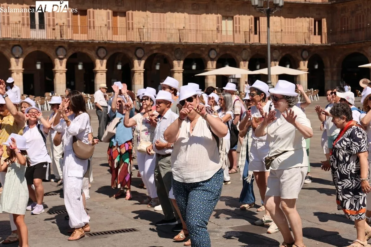 Un flashmob en Salamanca visibiliza y conciencia sobre el cáncer de piel | FOTOS: David Sañudo 