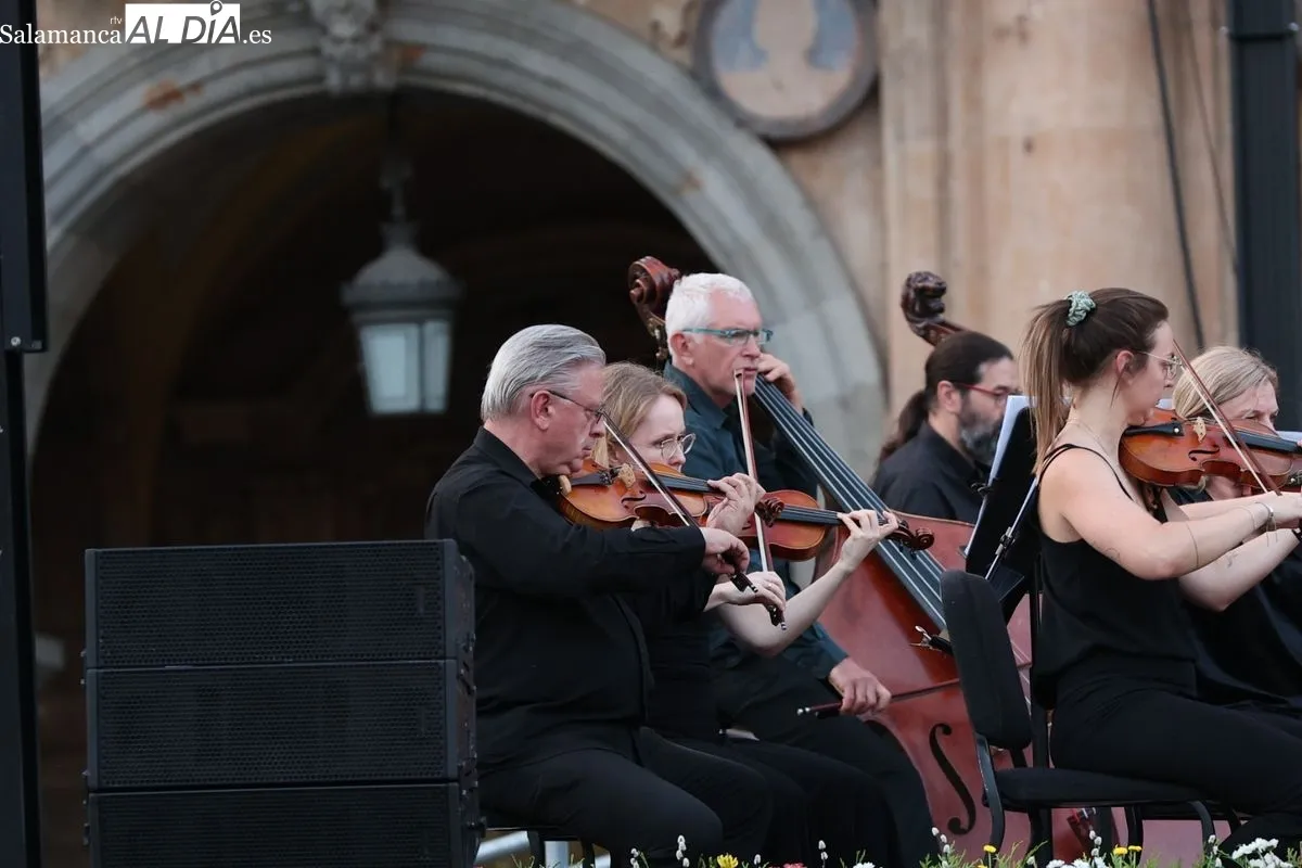 La Plaza Mayor se rinde a la excelencia de la Orquesta Sinfónica de Castilla y León | FOTOS: David Sañudo 