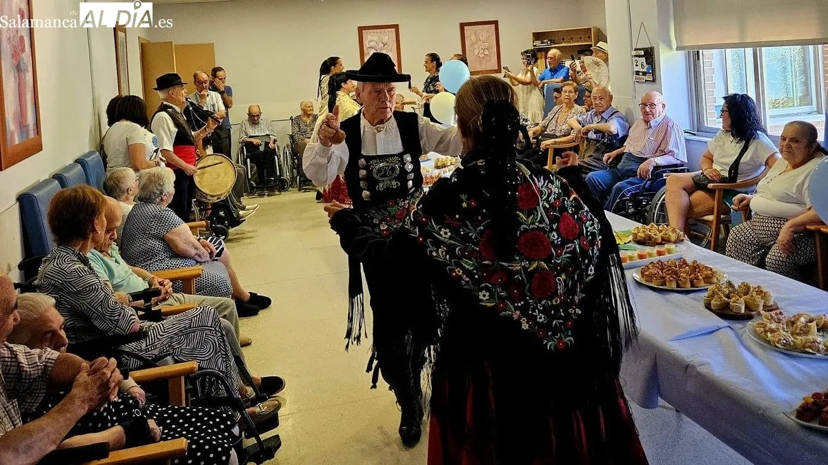 El salón del centro residencial acogió la celebración