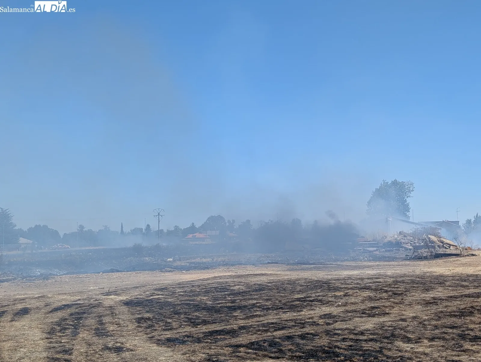 Foto 9 - V&Iacute;DEO Y FOTOS | Susto en Santa Marta por un incendio en el Paseo de Valdelagua que afect&oacute; a las casetas de fiestas y casas cercanas